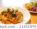 Vongola pasta and appetizer salad 21931970