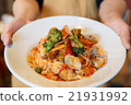 A woman who presents vongola pasta 21931992