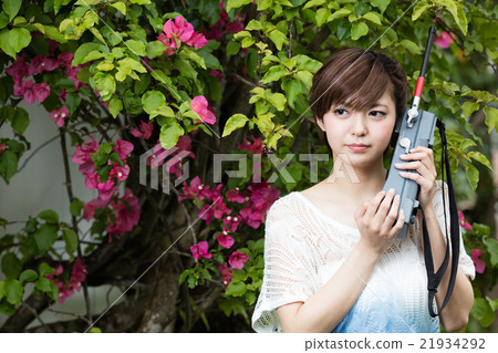 一名女子攜帶收音機 一名女子攜帶收音機 21934292