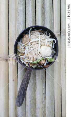 Noodles in thicken pork soup 21934760