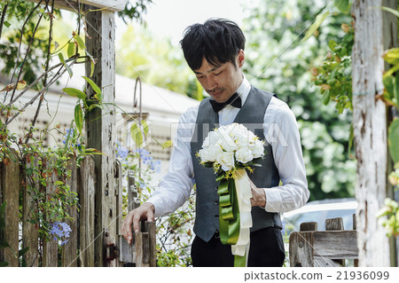 The groom going to pick up a bride 21936099
