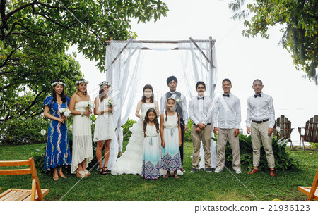 做房子婚禮的新婚佳偶夫婦 做房子婚禮的新婚佳偶夫婦 21936123