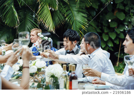 做庭院婚禮的新婚佳偶夫婦 21936186
