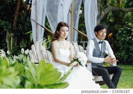 做庭院婚禮的新婚佳偶夫婦 21936187