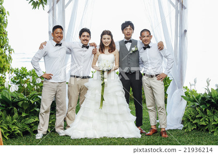 拍攝紀念照片的男人和女人 21936214