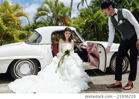 Bride and groom riding a wedding car Bride and groom riding a wedding car 21936220
