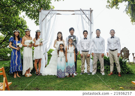 做房子婚禮的新婚佳偶夫婦 做房子婚禮的新婚佳偶夫婦 21936257