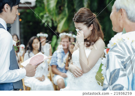 Bride and groom performing a wedding ceremony 21936259