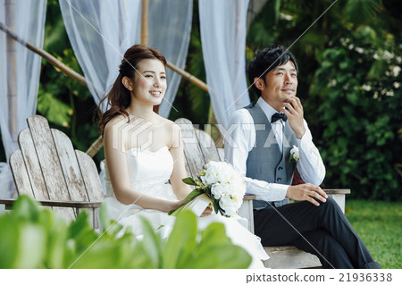 做庭院婚禮的新婚佳偶夫婦 做庭院婚禮的新婚佳偶夫婦 21936338