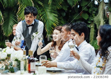 做庭院婚禮的新婚佳偶夫婦 做庭院婚禮的新婚佳偶夫婦 21936340