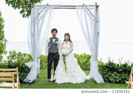 做庭院婚禮的新婚佳偶夫婦 21936342