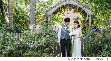 做庭院婚禮的新婚佳偶夫婦 做庭院婚禮的新婚佳偶夫婦 21936361