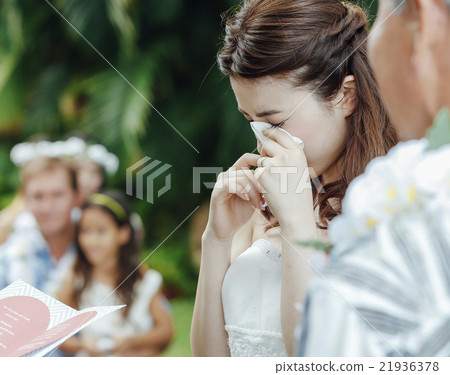 Bride and groom performing a wedding ceremony 21936378