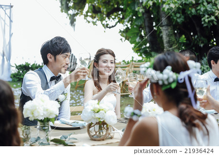 做庭院婚禮的新婚佳偶夫婦 21936424