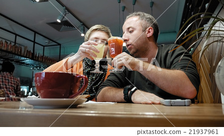 Couple man and woman eats talks in cafe restaurant 21937961