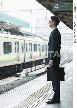 A young businessman 21938824
