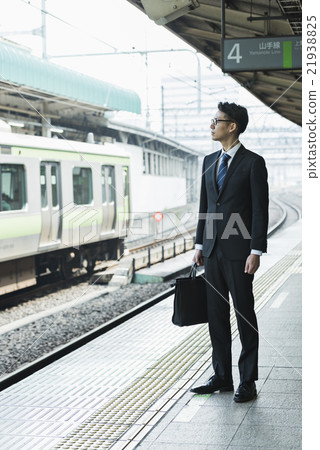 A young businessman 21938825