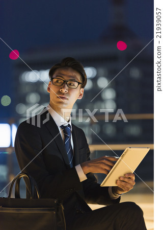 A young businessman 21939057