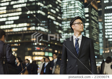 A young businessman 21939074