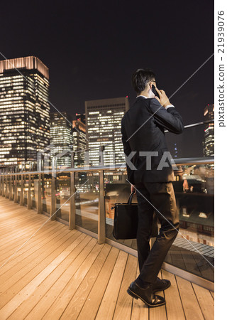 A young businessman 21939076