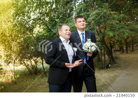 The groom and groomsman  came to the bride 21940150