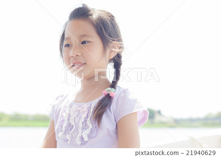 girl, five years old, outside 21940629