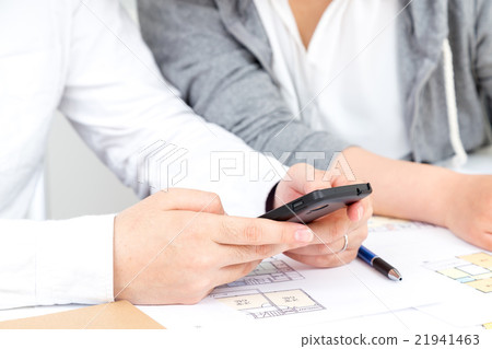 尋找一個有智能夫婦計劃移動的房產移動與女性住房諮詢複製空間新婚夫婦 21941463