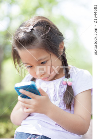 child, kid, younger 21944683