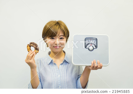 一個女人有一個規模和甜甜圈 21945885