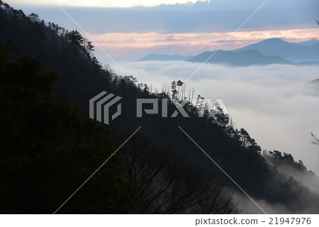 在雲彩海包裹的四國中央城市山 在雲彩海包裹的四國中央城市山 21947976