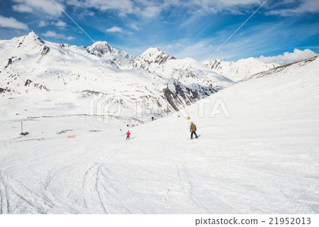 Speed skiing in scenic alpine resort 21952013