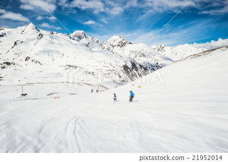 Speed skiing in scenic alpine resort 21952014
