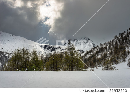 Majestic mountain peaks in the Alps Majestic mountain peaks in the Alps 21952520