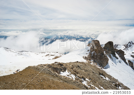 Mountain peaks and snowcapped ridges in the Alps Mountain peaks and snowcapped ridges in the Alps 21953033