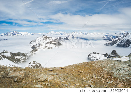 Mountain peaks and snowcapped ridges in the Alps 21953034