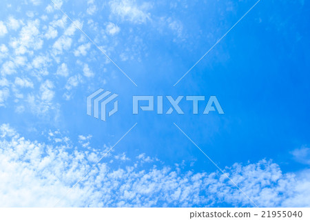 Spring sky White clouds and blue sky Background material Copy space Character space Cumulus cloud image Spring sky White clouds and blue sky Background material Copy space Character space Cumulus cloud image 21955040