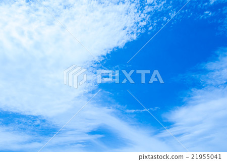 Spring sky White clouds and blue sky Background material Copy space Character space Cumulus cloud image 21955041
