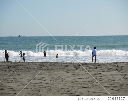 Children playing in the sea 21955127