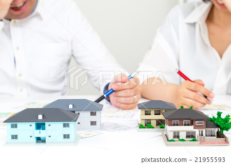 夫婦男性和女性我的家庭計劃住房諮詢消費稅增加先發製人需求需求復制空間新婚夫婦 21955593