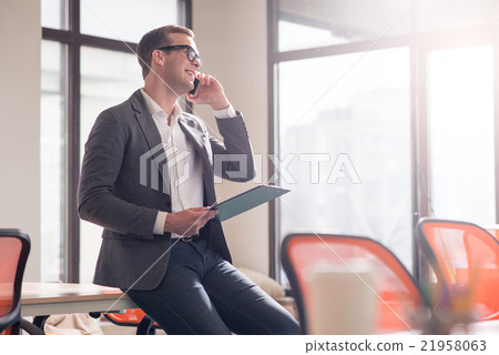 Handsome man working in the office   21958063