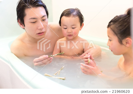 浴缸裡的花瓣與虹膜 男孩節 洗澡 21960620