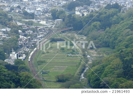 跑在新綠色的拉丁文的汽車 21961493