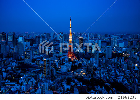 東京鐵塔染色藍色和日落在東京的中心 東京鐵塔染色藍色和日落在東京的中心 21962233