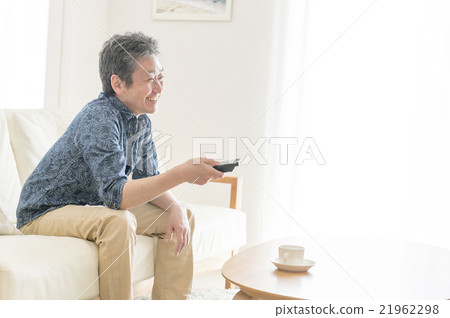 50多歲的男性看電視 50多歲的男性看電視 21962298
