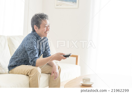 50多歲的男性看電視 50多歲的男性看電視 21962299
