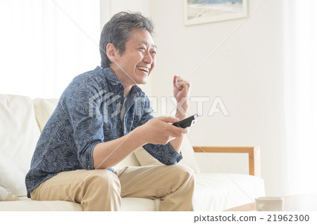50多歲的男性看電視 21962300