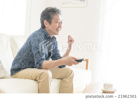 50多歲的男性看電視 50多歲的男性看電視 21962301