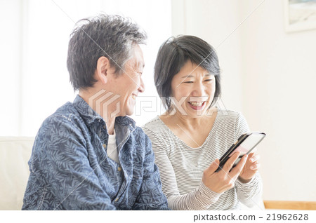 A couple in their 50s watching smart ho friends 21962628