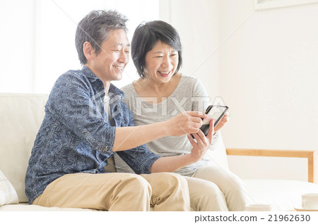 A couple in their 50s watching smart ho friends 21962630