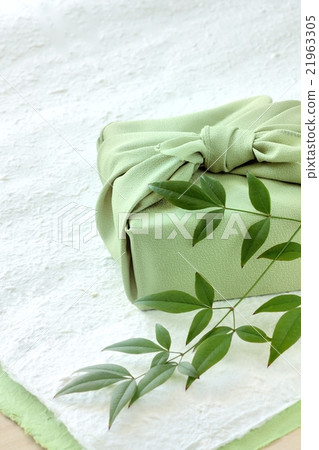 Green wrapping cloth and southern leaves Japanese paper background 21963305